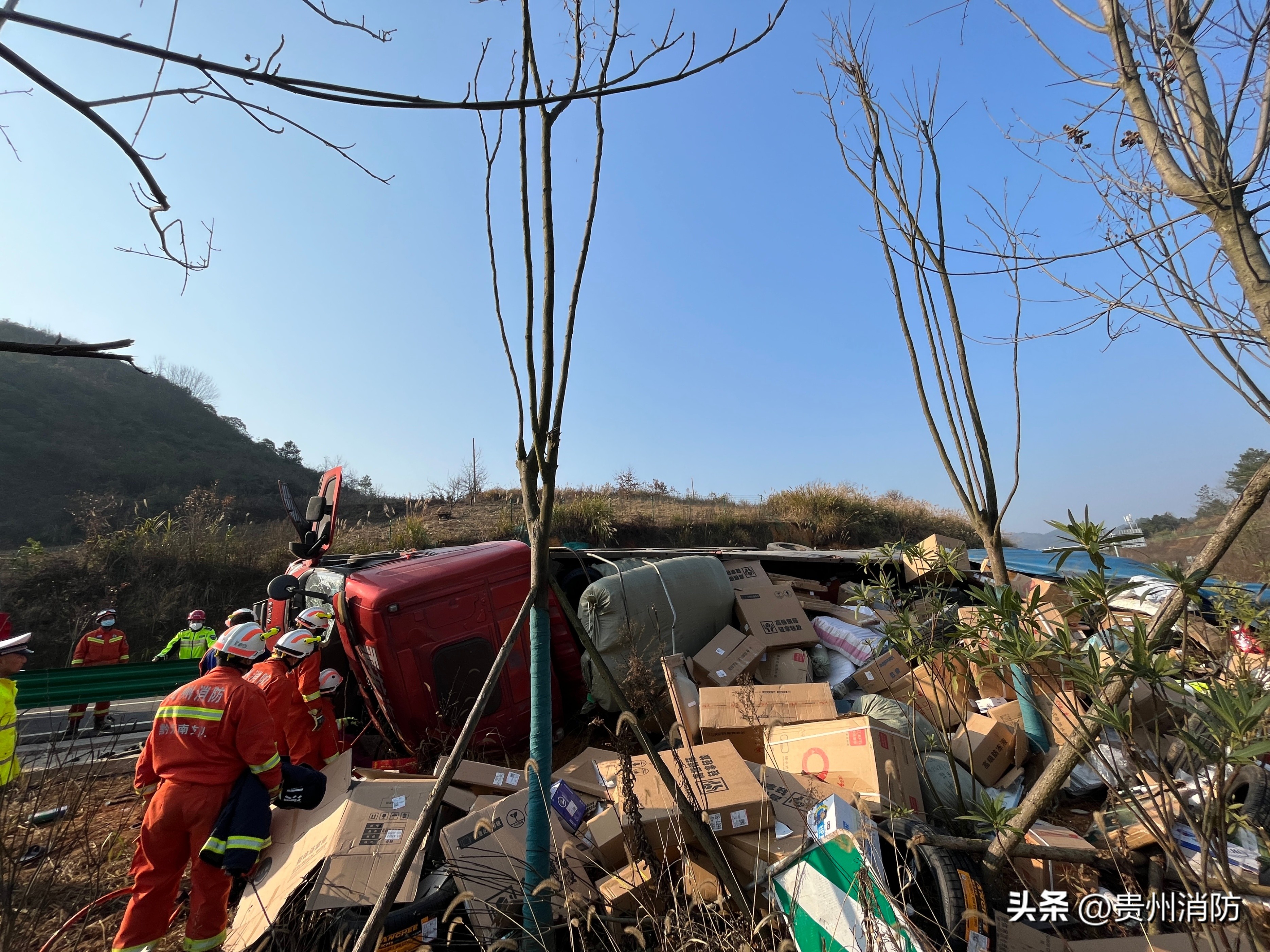 一大货车侧翻压扁轿车司机被困,货车侧翻驾驶员被困消防员救援