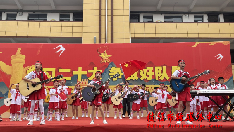 小学生跳蚤市场义卖现场,幼儿园最新六一跳蚤市场爱心义卖