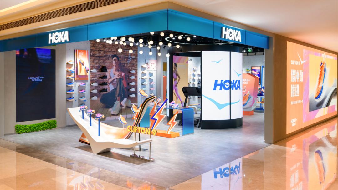 从阿尔卑斯山脉滑雪下来,从阿尔卑斯山飞下去