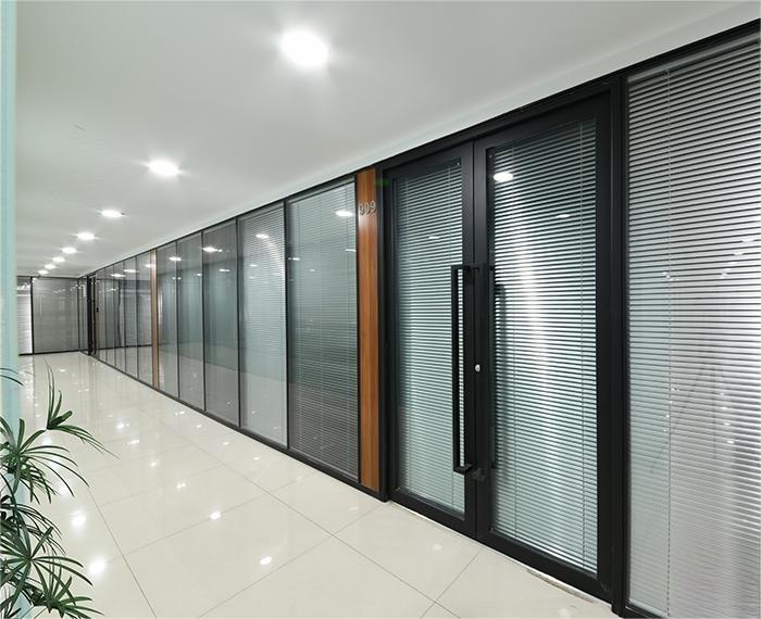 隔扇隔断墙效果图,双玻百叶办公室隔断墙设计方案