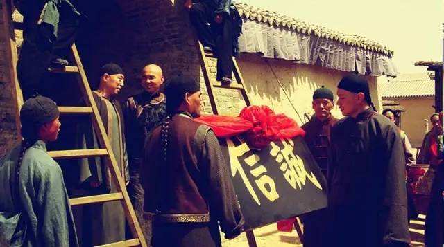 “亮财主”乔致庸：创晋商辉煌，89岁离世，子孙筹拍《乔家大院》