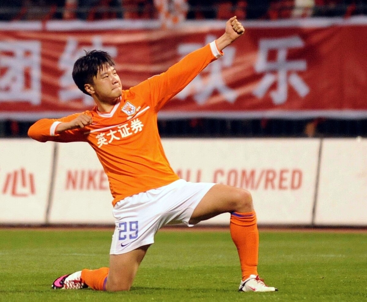 球踢得好、酒量也大！斗酒相逢须醉倒，这几位国脚酒量可真不得了