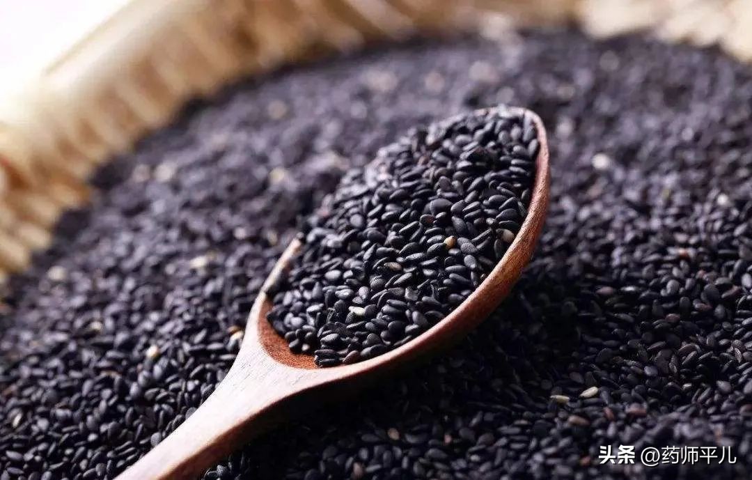 吃什么食物可以帮助头发由白转黑,如何保养头发关于头发的养生知识