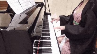 把麦克风塞进内衣、*点露**舔耳、假高潮：才艺在风骚面前一文不值