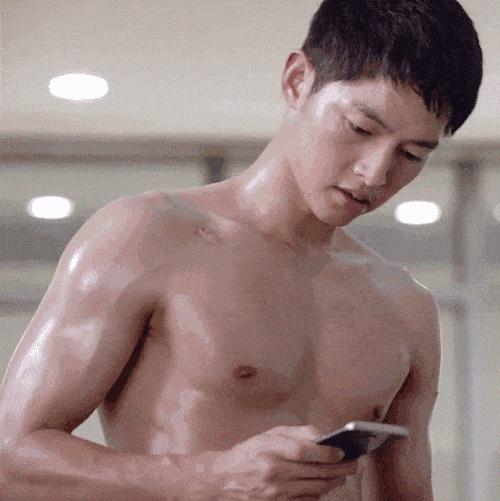 宋仲基财阀家的小儿子棒球服穿搭,宋仲基西装杀明星霸气出场