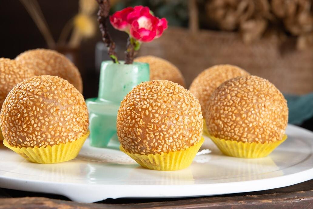 炸麻团怎么才酥脆,为什么麻团还没开始炸就开裂