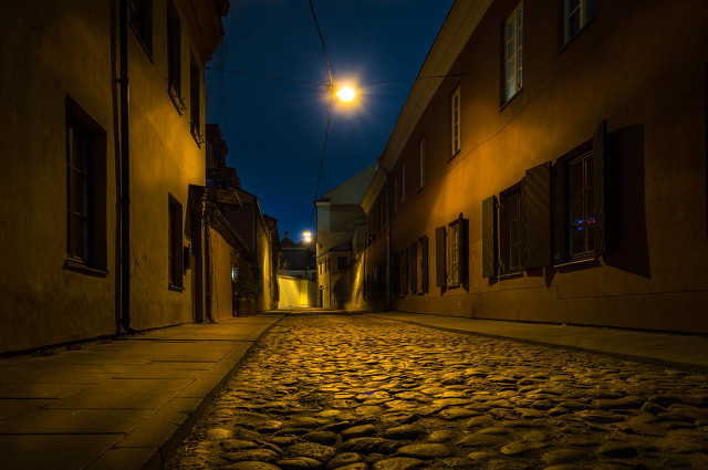 我花90万在儿子家附近买房子，以为晚年幸福了，可是很难见到儿子