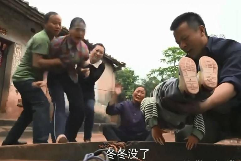 女大学生网恋，对象却是同性？被3000元卖给狗子，还生了一个儿子