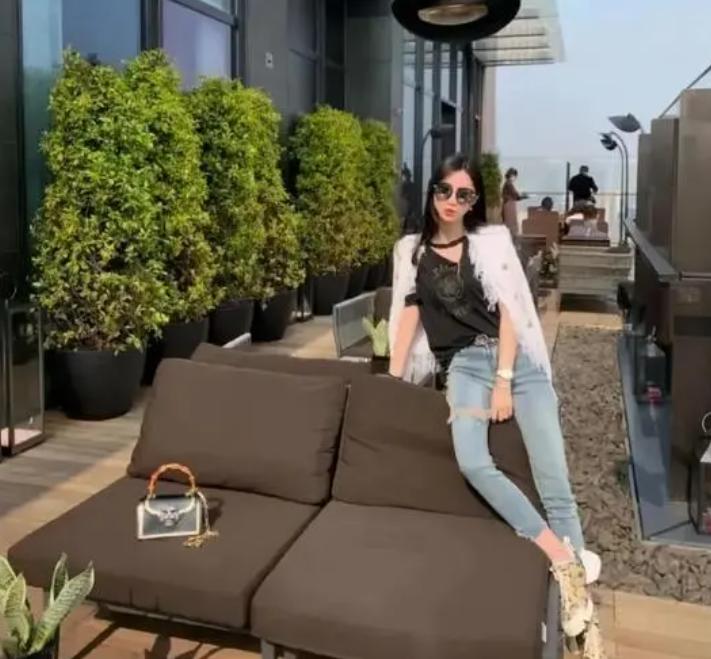 15人拼单3000一夜，名媛群聊天截图曝光，撕开当下社会虚伪遮羞布