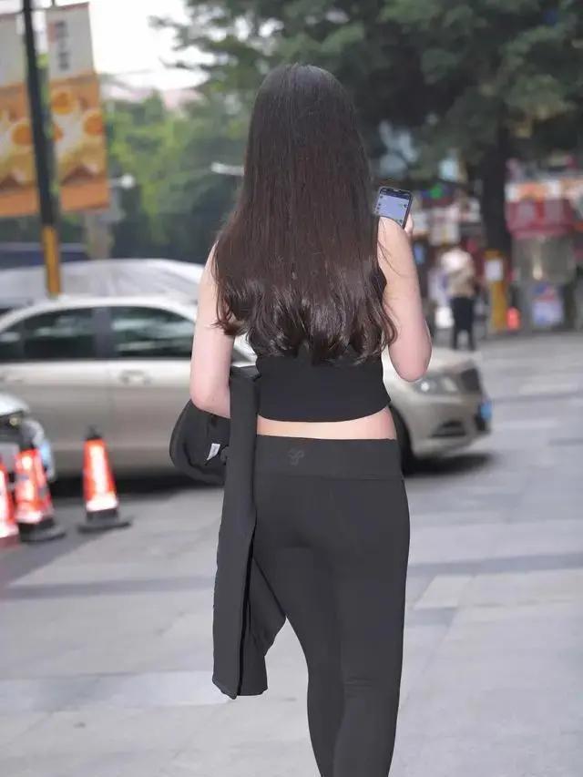 直筒牛仔裤上身怎样穿搭,打底裤穿搭独特魅力显得时尚典雅