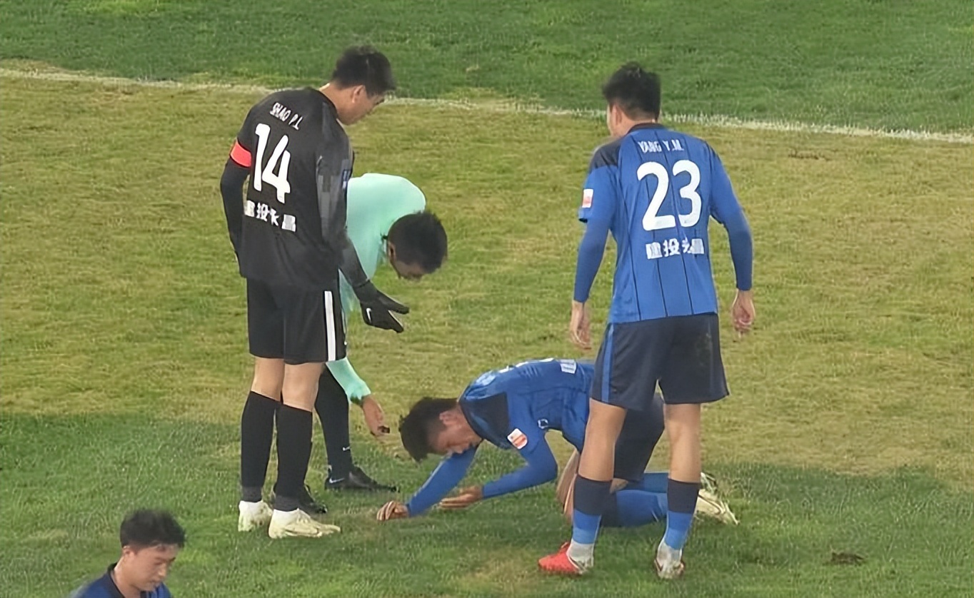 武磊被拉倒地后霸气回应,武磊踢满全场进球却引发争议