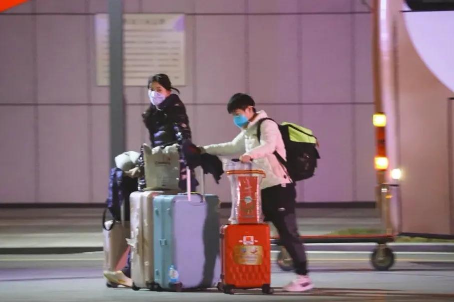 王楠在训练场探访孙颖莎,平安抵达天津完整视频