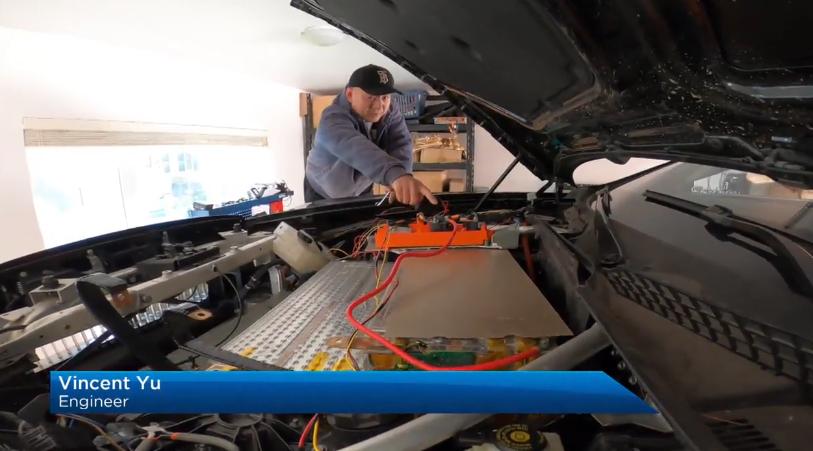 女儿不爱坐劳斯莱斯！华人男子花4年把它改成电动车