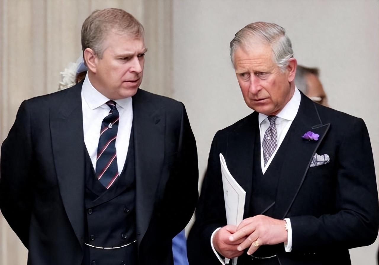 1992年,英国王室曝出丑闻:37岁富商吮吸着33岁王妃的脚趾