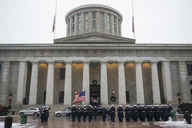 美国斗牛犬咬死女主人,1998年温顺杂交犬将主人折磨致死