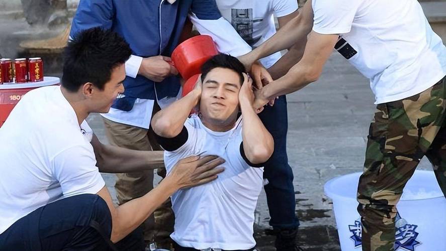 撩汉、乱认爸、男男接吻，这6位明星是没分寸感，还是“耍流氓”