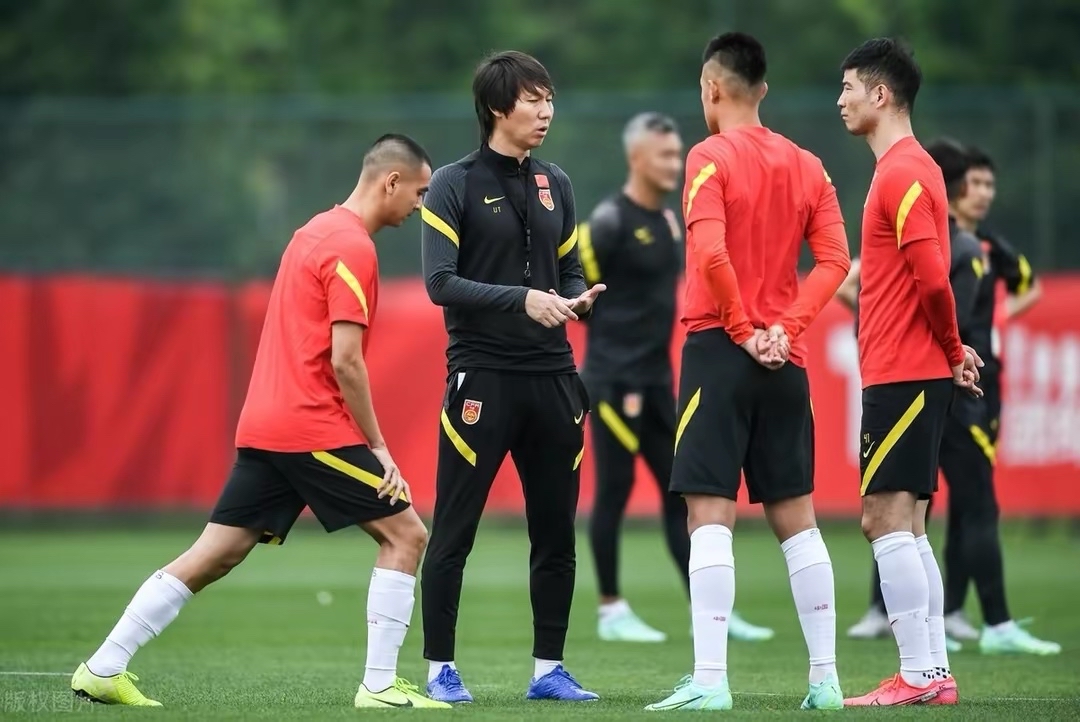 李铁还想逃避，名记实名举报，勾结现役中超教练操控国家队球员