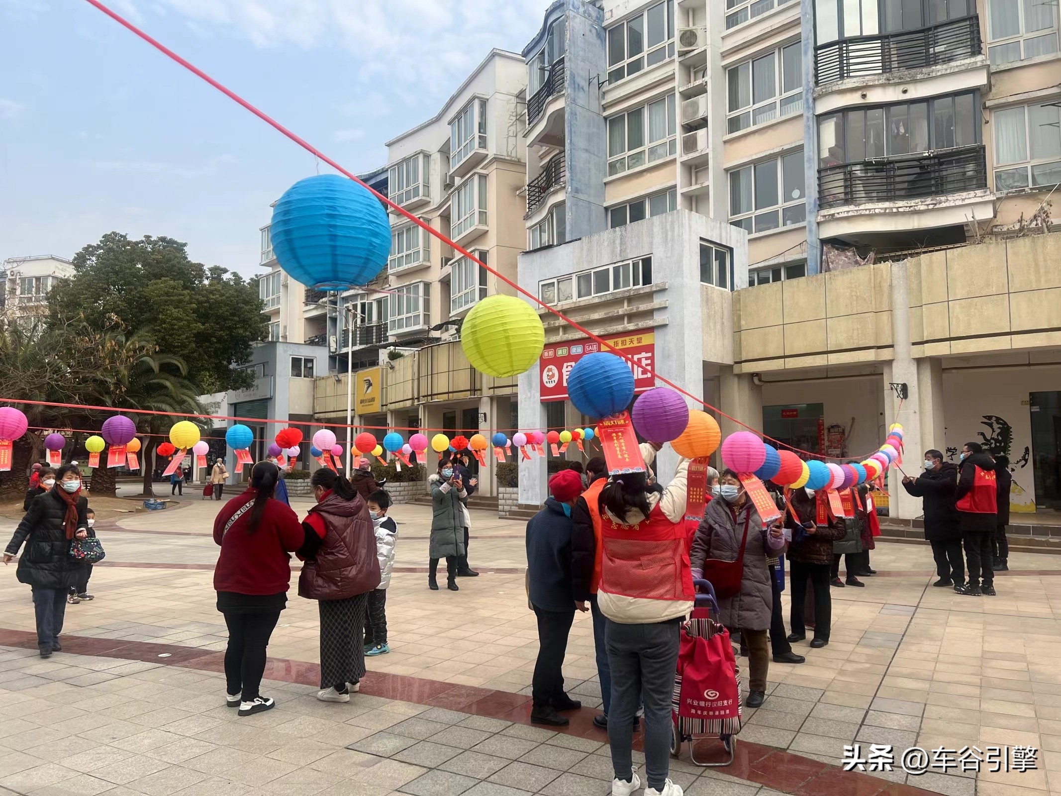 多彩活动热闹迎元宵原来人潮拥挤,潮玩喜乐居民在社区里趣味闹元宵