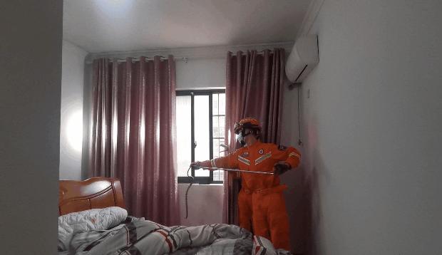 男子在床上被蛇吓视频,男子睡觉被蛇围脚