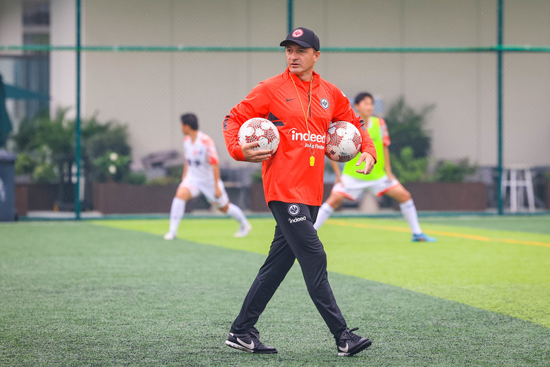 跳海救人的老外,跳海救人的大爷