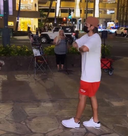 罗志祥在国外大街上搞怪,做各种滑稽的动作,疑似又开始放飞自我