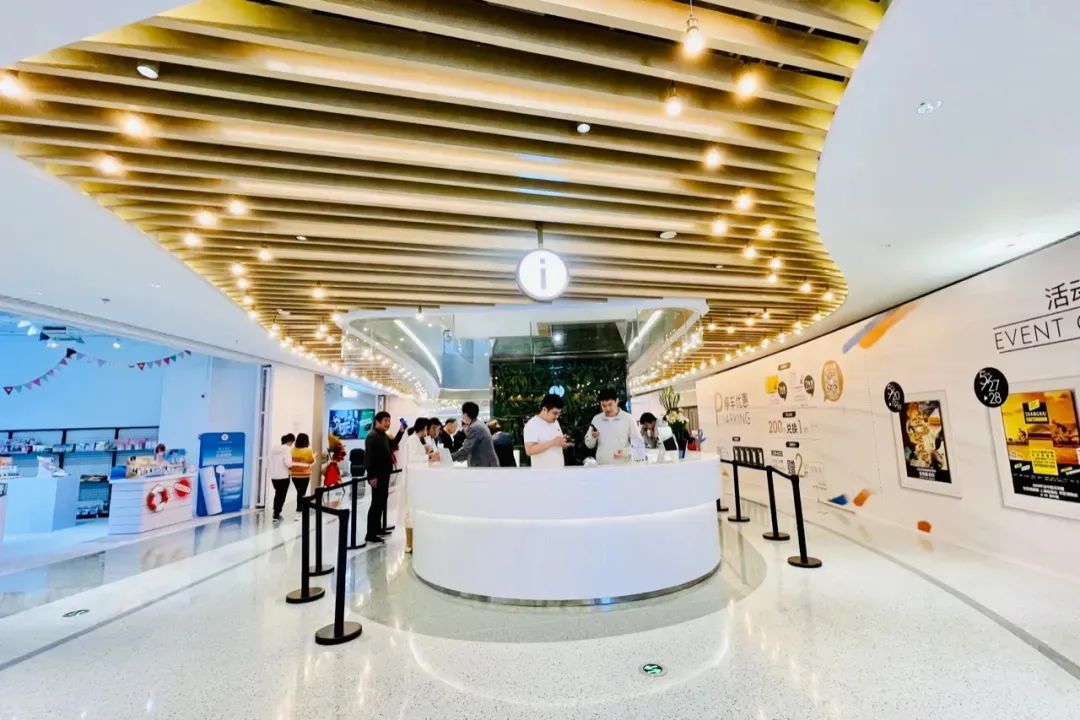 购物中心电梯两边手扶梯陈列 (购物中心顶楼业态规划)