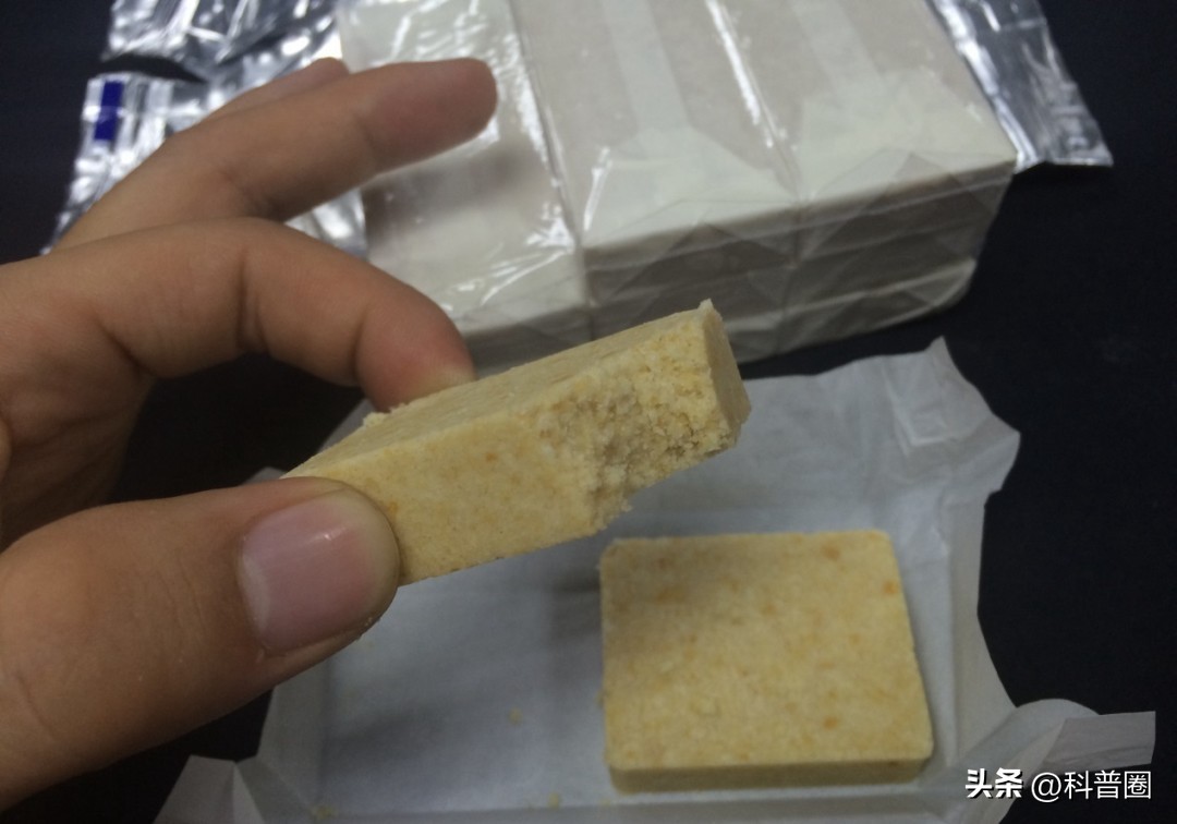 吃一块军用压缩饼干,吃一块军用压缩饼干就能顶一整天