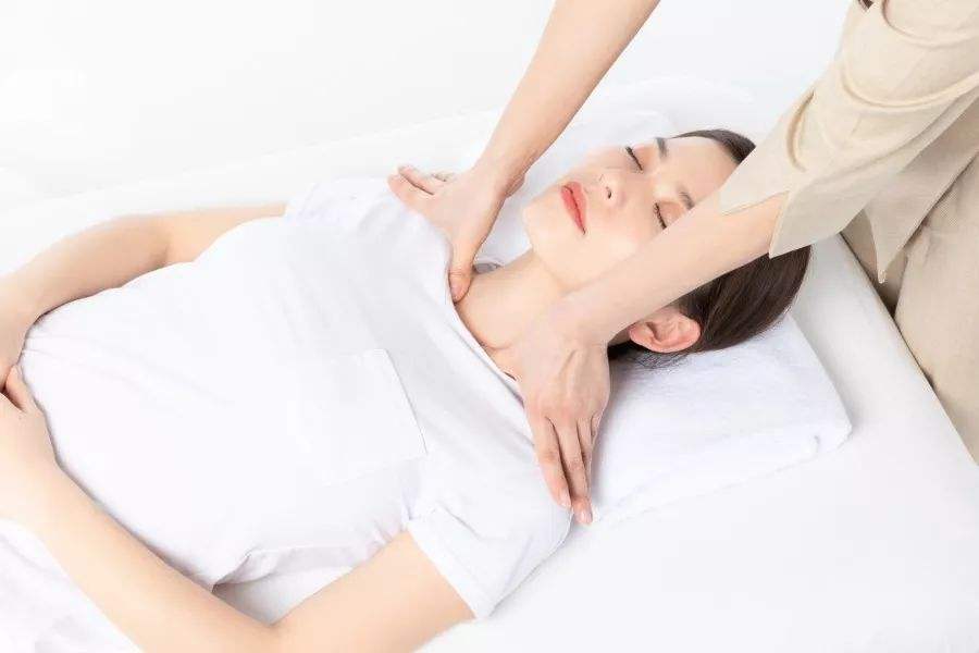 按摩椅和人工按摩哪个好,不懂就问老师正确吗