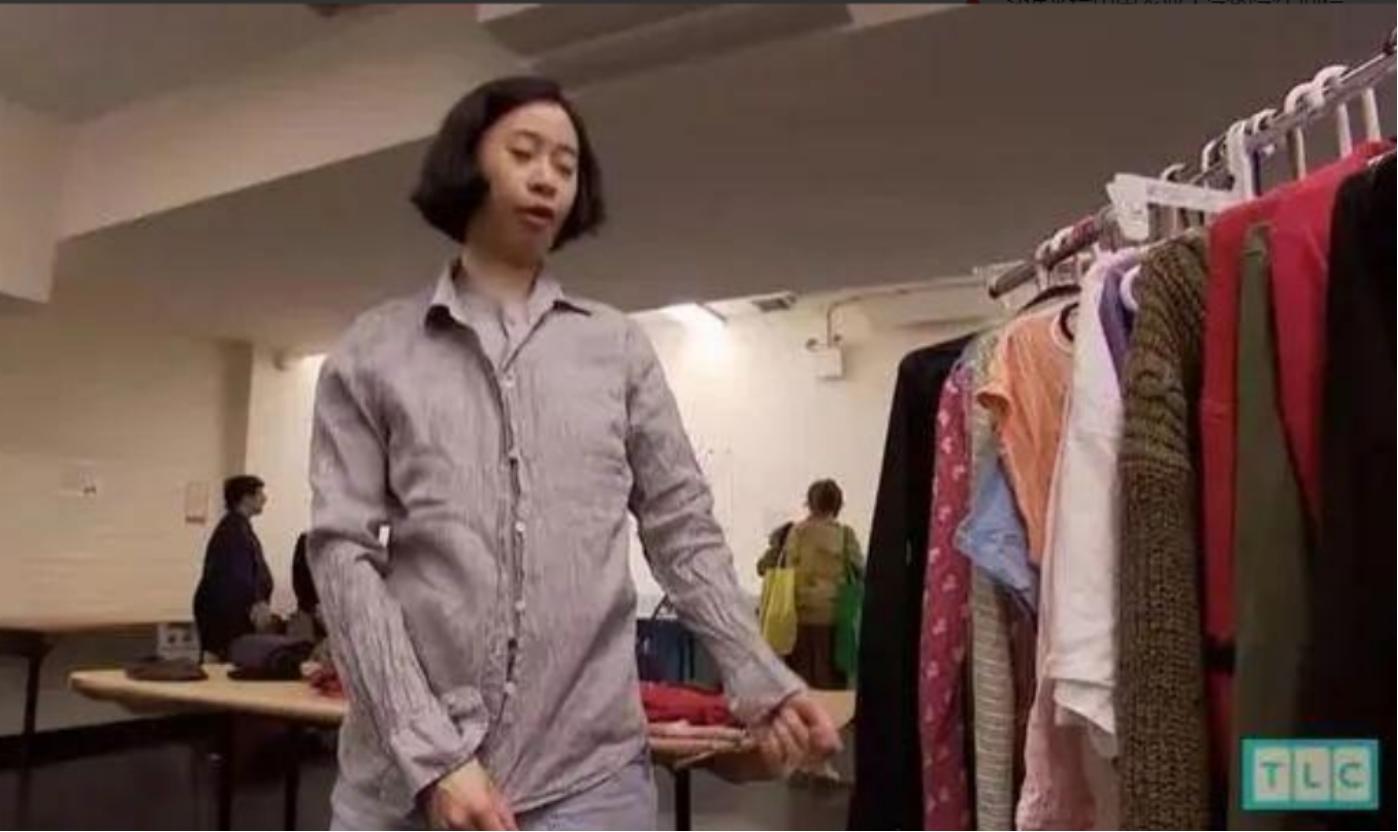 女白领20年不买内衣，厕纸晒干重复用，吃的全靠捡，纽约买套房