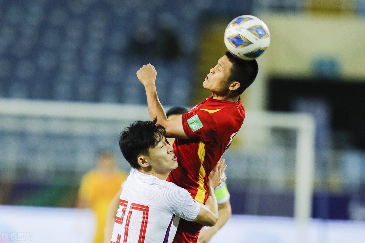 国足惨败越南振作起来重新崛起,足球报怒怼这样的国足能赢越南吗