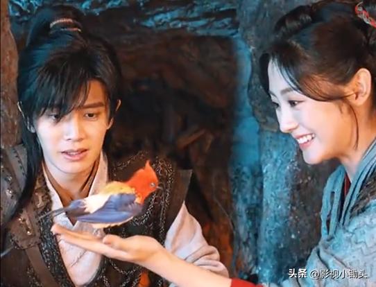 《烈焰》伍赓和白菜的羁绊，也太好磕了，荣获“狗啃白菜”cp名