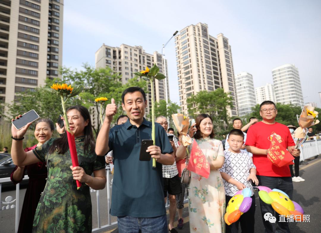 直击2023高考现场暖人瞬间,直击2023高考场外实拍视频