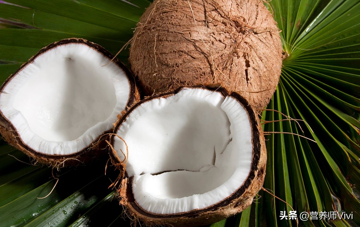喝了变质的椰子水立马去医院,喝椰子进急诊原视频