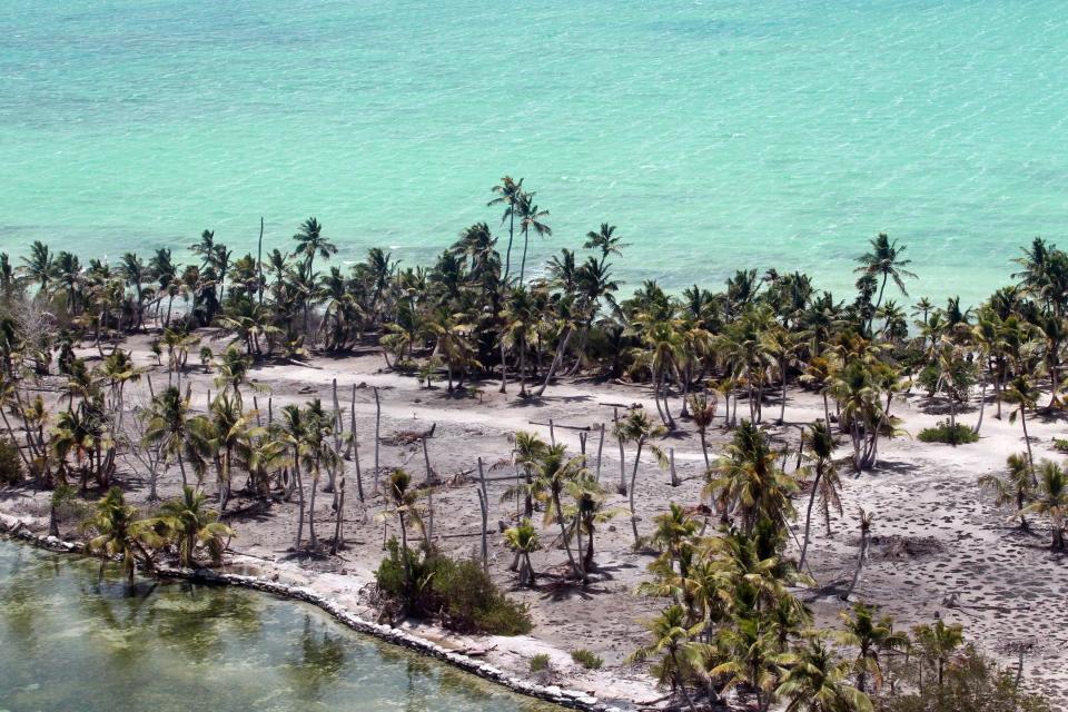 小李子办游艇派对女友庆生,小李子和朋友一起在游艇度假