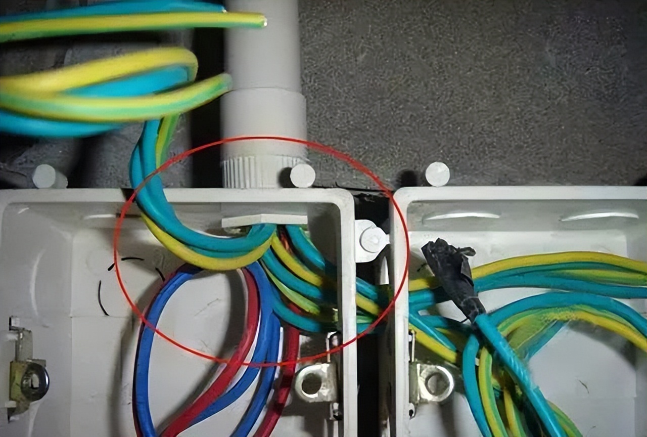 开关插座底盒开槽方法,铝合金三相开关插座线槽安装教程