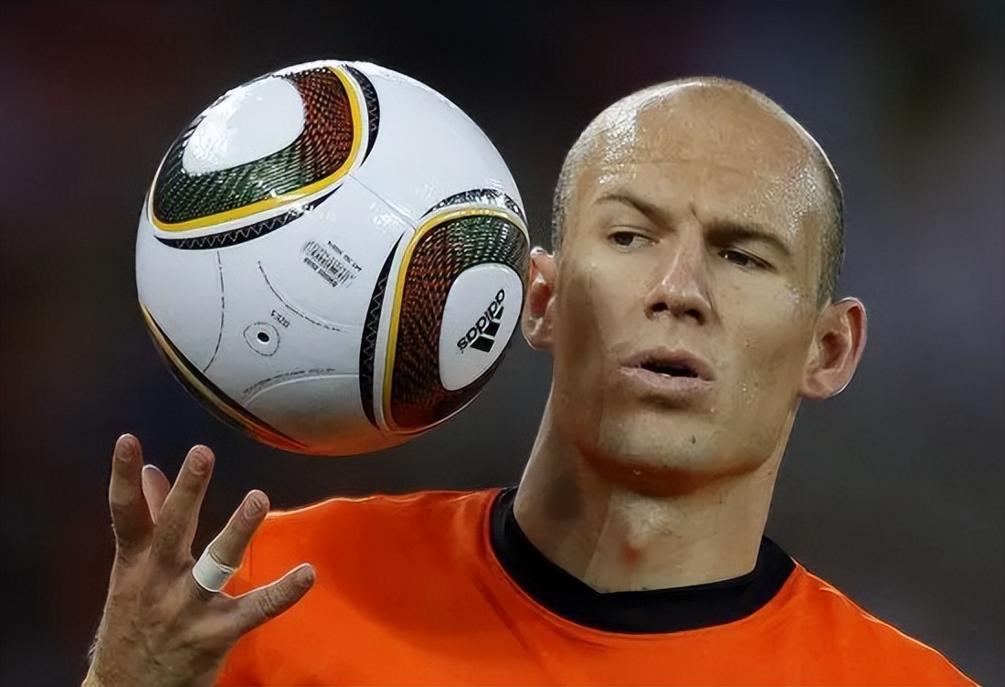 一只脚打遍天下，盘点足坛那些“单蹄马”球王领衔C罗队友上榜