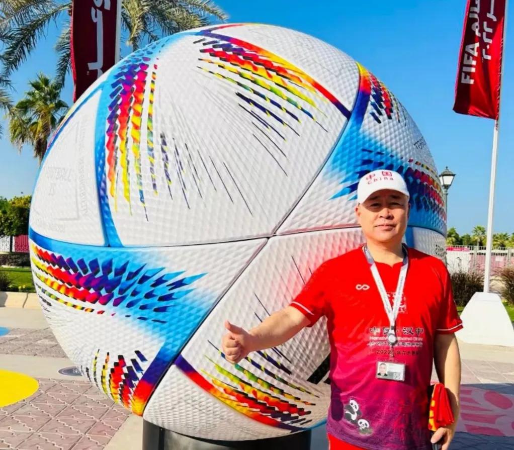 球迷王子李强先生在卡塔尔世界杯足球赛场传播汉文化展示新形象