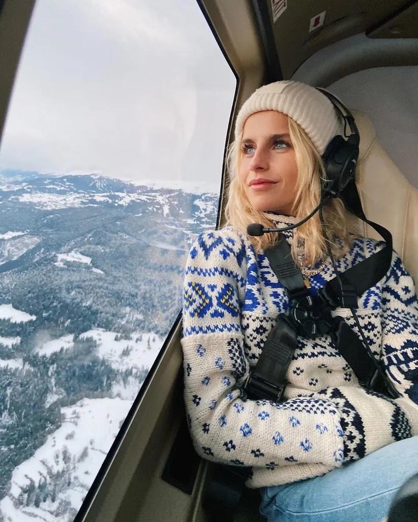 没想到!这3款“奶奶款毛衣”让姑娘们这么上头