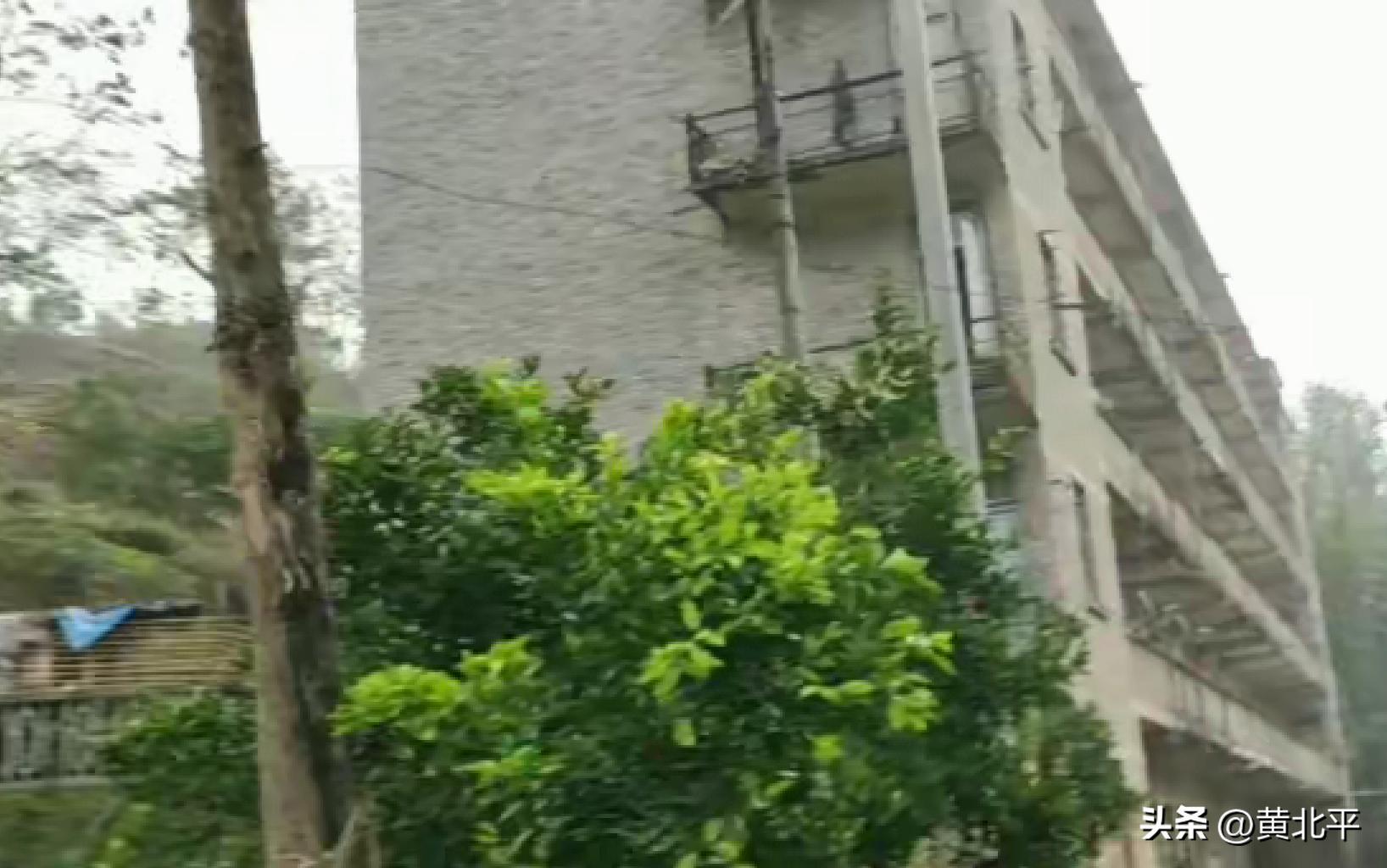 重庆万州李河镇废弃的兵工厂，30年前热闹非凡现在确实残檐破壁