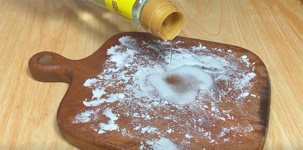 白醋倒在手心上有什么用,白醋倒在手心搓一搓