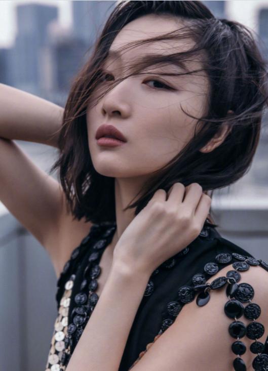 女子割双眼皮失败像瞪眼,女明星割双眼皮对比照