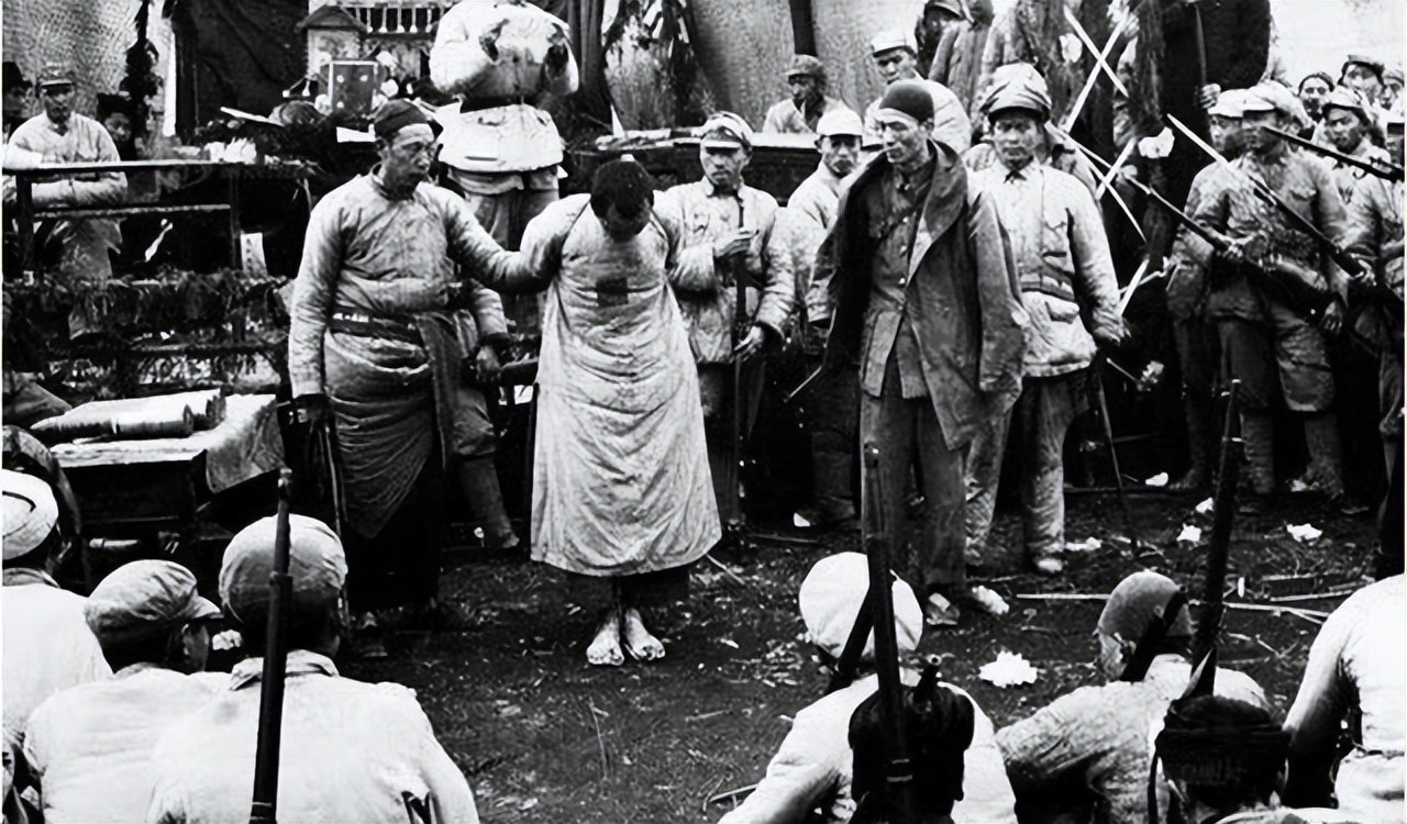 建国后毛主席批捕罗克绍，他却意图装死逃过一劫，一眼被干警看穿