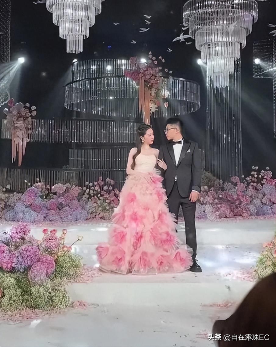 伊尔康二儿子订婚现场：新娘小腹鼓鼓如怀孕，婆婆盖过新娘