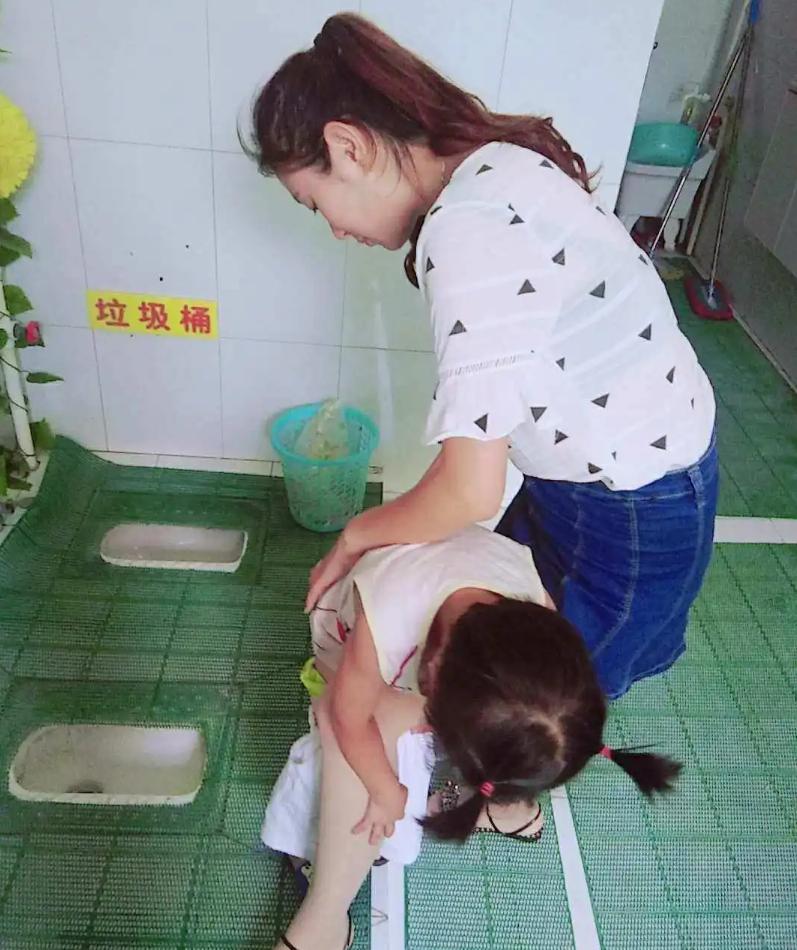 洁癖小姨带娃三天,孩子哭着不拉尿,妈妈拉开娃的裤子一看吐了