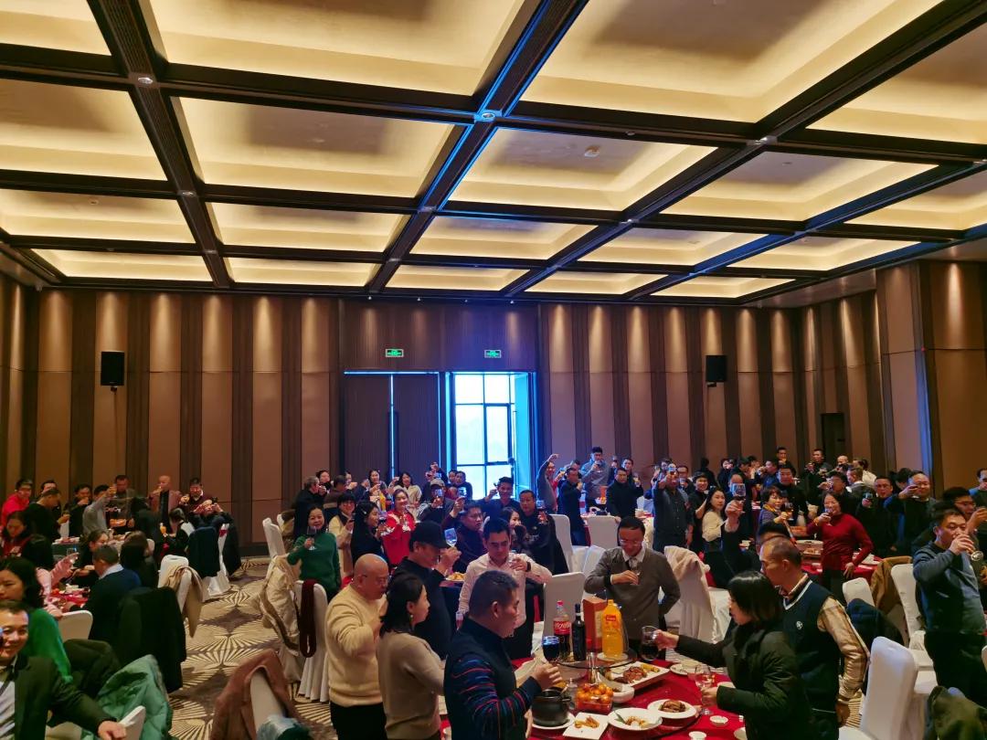 周大福荣耀珠宝新店开业,热烈祝贺金嘉福珠宝盛大开业