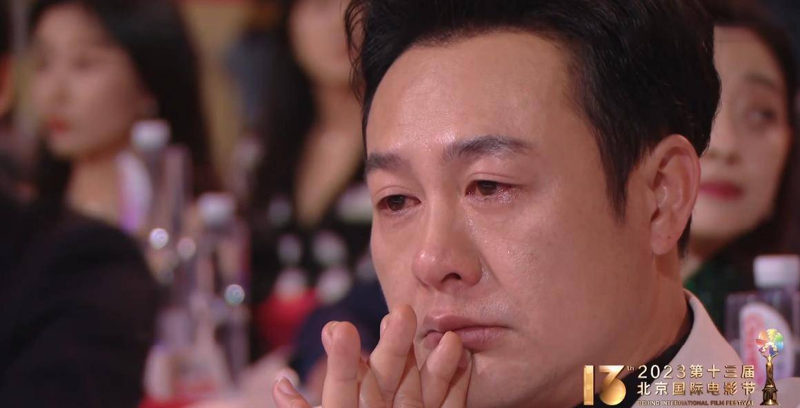 张颂文泪目北影节,北影节开幕式红毯张颂文害羞笑