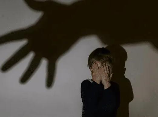 儿童时期遭受心理虐待会对个体之后的发展有何影响？