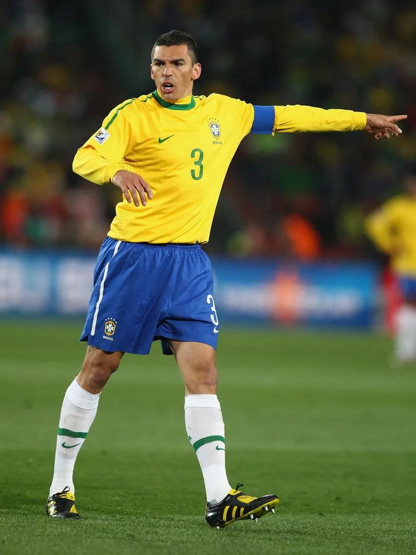 意大利足球门将布冯出生,布冯球员