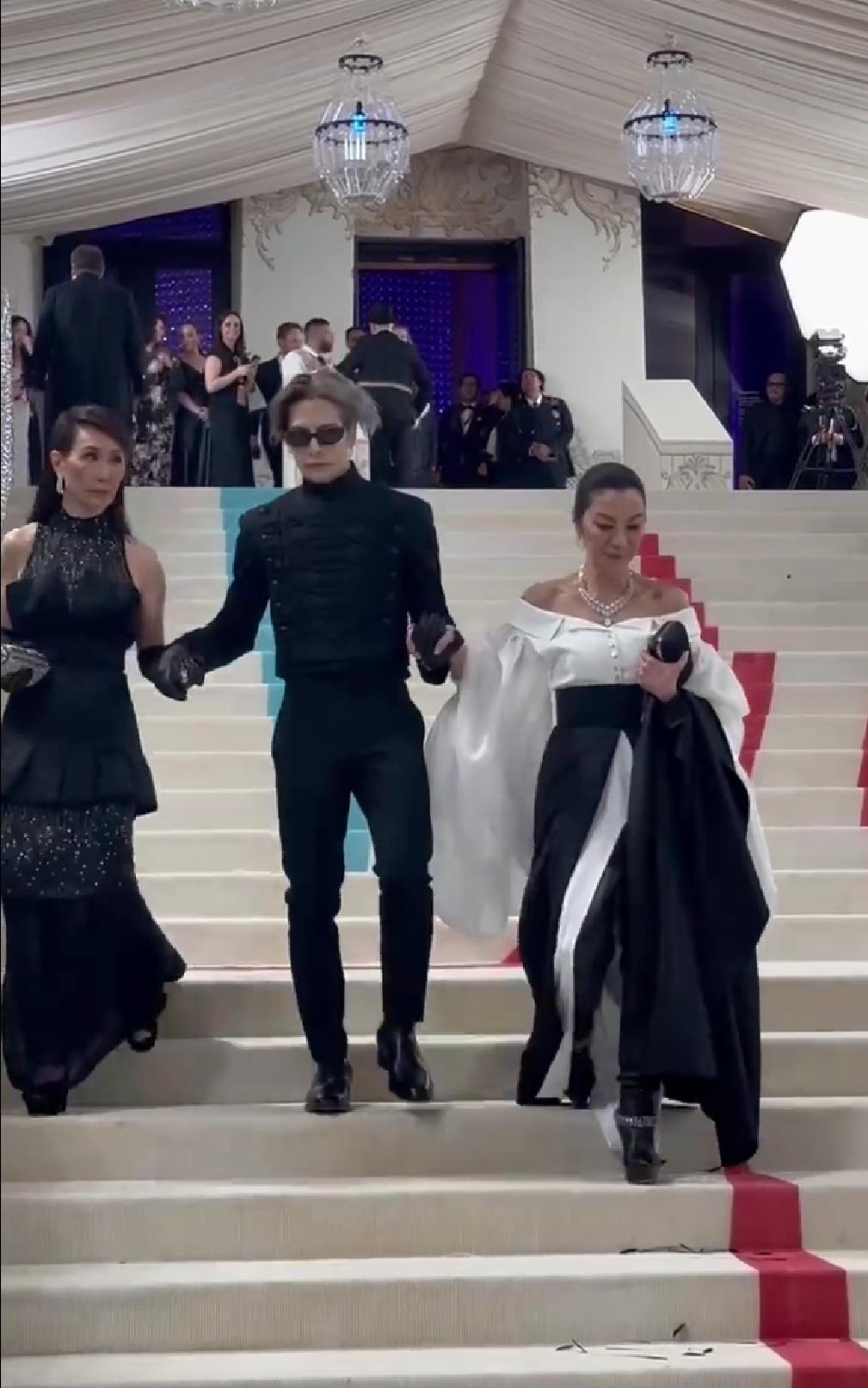 拖把头、海底生化人穿搭，美国这最受瞩目的一夜，如“群魔乱舞”