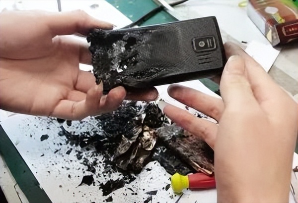 女孩充电被电击内脏受损,女孩充电被电击内脏受损具体原因